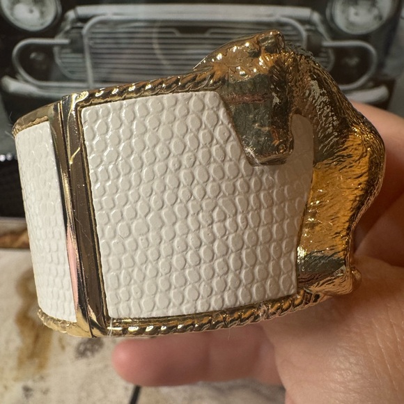 Gold Horse with faux pebbled leather accent - Stunning!!!! - Picture 6 of 6